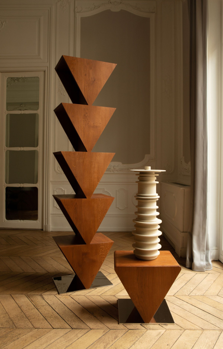 À l’occasion de leur première participation au PAD Paris en avril 2024, le duo dévoile deux pièces inédites du designer Axel Chay : la bibliothèque et le tabouret Totem.