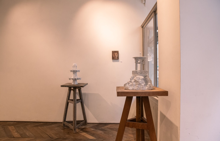 Exposition d’Eva Jospin dans la partie galerie de la boutique Astier de Villatte à Milan.