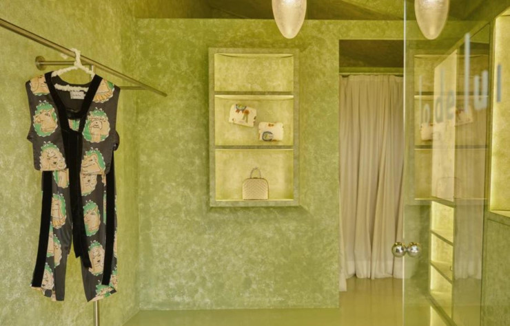 Scénographies d’expositions, agencement de boutiques, résidences privées… Le studio Palma joue sur tous les tableaux. Ici le magasin vert chartreuse Loja réalisé pour la griffe de vêtements Lo de Lui en 2023 située à  et réalisée. (c) Fernando Mendes