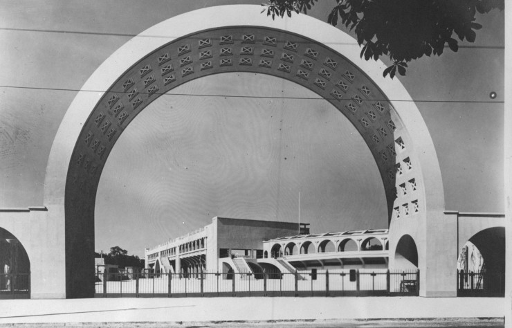 Parc Lescure, stade municipal (aujourd’hui stade Chaban- Delmas), Bordeaux (Gironde), 1933-1938 Raoul Jourde, architecte ; Jacques Boistel d’Welles, architecte municipal ; Egidio Dabbeni, ingénieur Vue de l’entrée du stade, n.d. © Paris, Cité de l’architecture et du patrimoine, Centre d’archives d’architecture contemporaine, SIAF, fonds Exposition d’architecture française SADG 1939
