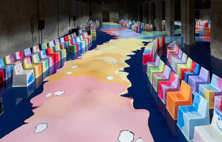 Set design du défilé Bottega Veneta printemps-été 2023 imaginé par Gaetano Pesce.