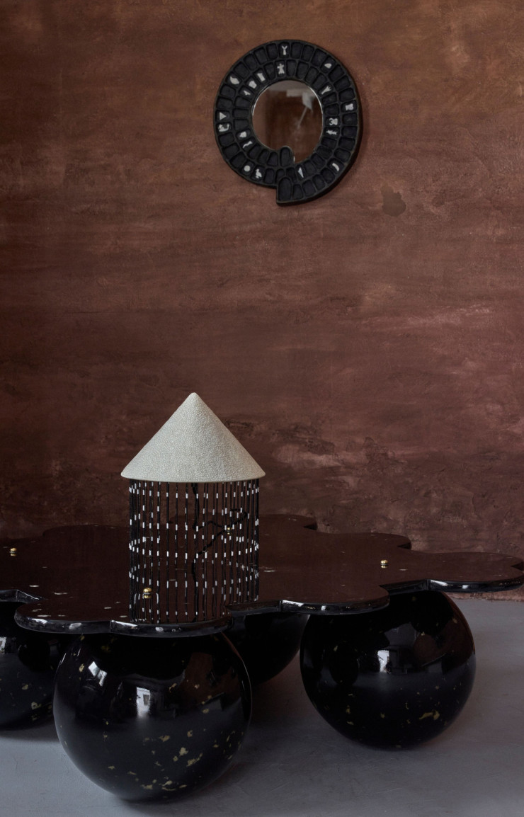 Table basse « B de Biscoito » (2023) et miroir « Jogo de Ganso » (2023). (c) Jonathan Hökklo