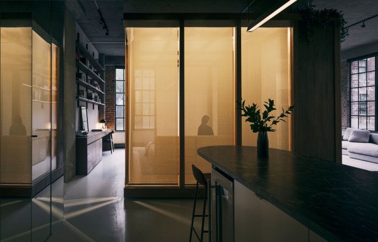 Une fois les stores fermés, les chambres sont comme des lanternes dans la nuit. © Felix Michaud