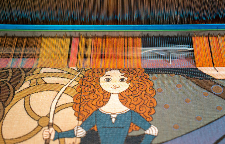 La manufacture Tissage de Flandre a réalisé une tapisserie représentant le clan DunBroch de « Rebelle » pour le restaurant Royal Banquet.