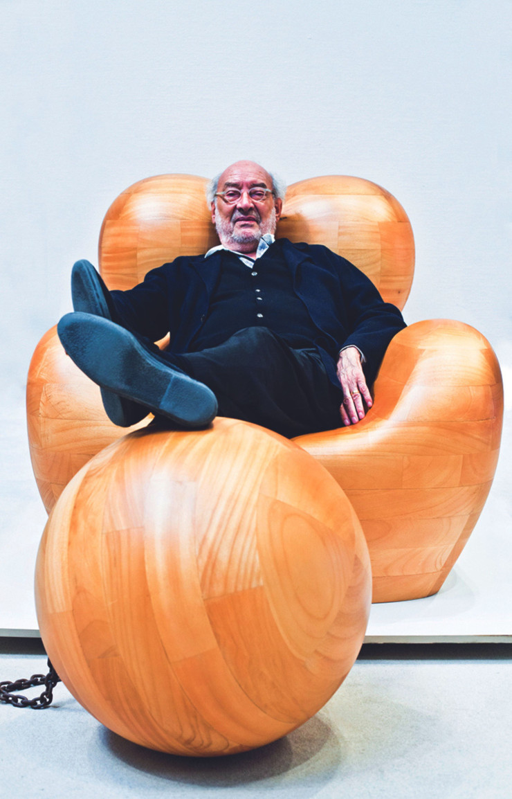 Gaetano Pesce, ici allongé sur sa Mamma en bois, nous a quitté à l’âge de 84 ans. (c) Young-Ah Kim