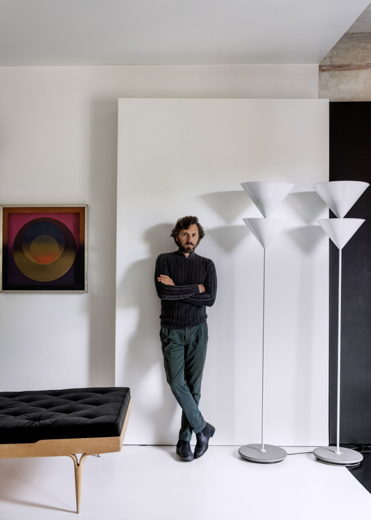 L’architecte Giuliano Dell’Uva, près du lit de jour Berlin, design Bruno Mathsson. Lampadaire Pascal, design Vico Magistretti (Oluce). Œuvre de Xanti Schawinsky.