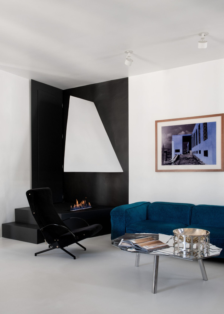 Côté salon, fauteuil vintage d’Osvaldo Borsani (Tecno). Canapé, design Francesco Binfaré (Edra). Photographie de Thomas Ruff, galerie Lia Rumma, à Naples.