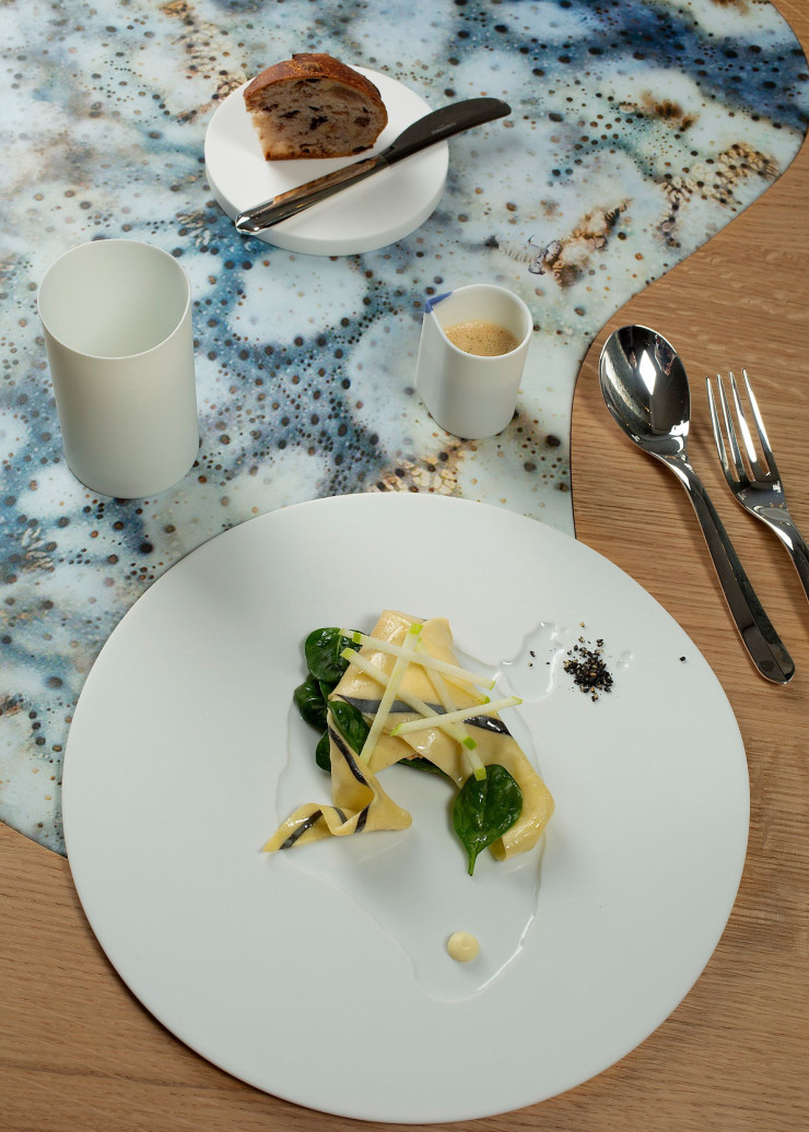 Les ravioles « bras croisés » servies au restaurant Onor, de Thierry Marx (anciennement La Marée). Un décor pensé par l’artiste en accord avec la carte.
