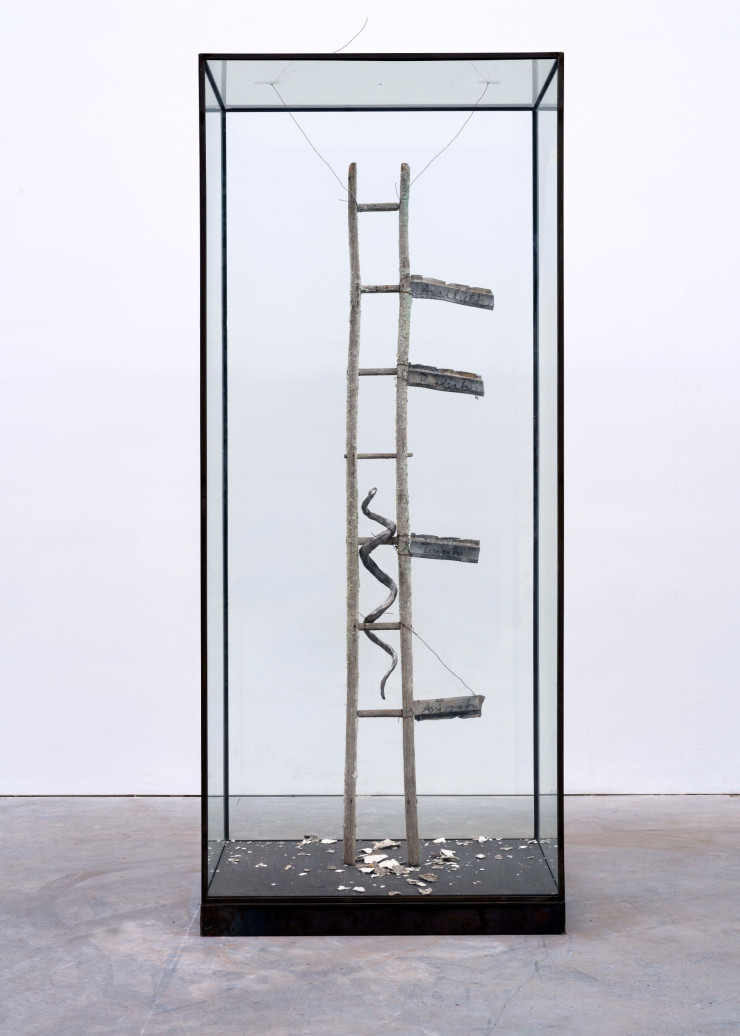 En Sof (Infinito/Infinite). Acier, verre, bois, plomb, zinc, plâtre, sédiments d’électrolyse et charbon de bois. (280 x 115 x 76cm).