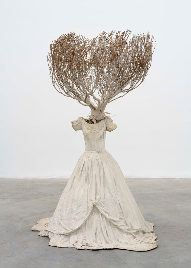 Daphne (2008-2011). Résine, plâtre et branches (212 x 152 x 132 cm).