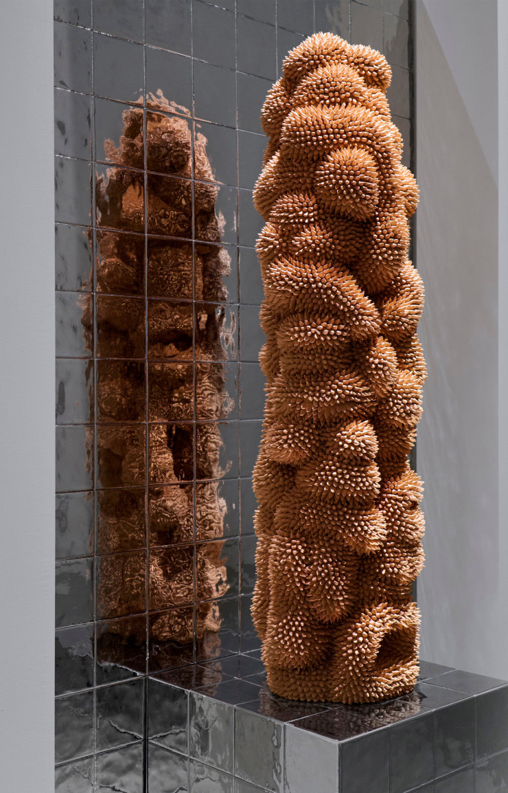 « I only know what I have seen »,  d’Andrés Anza, Mexique. Céramique, 450 x 400 x 1 500 mm. 2023