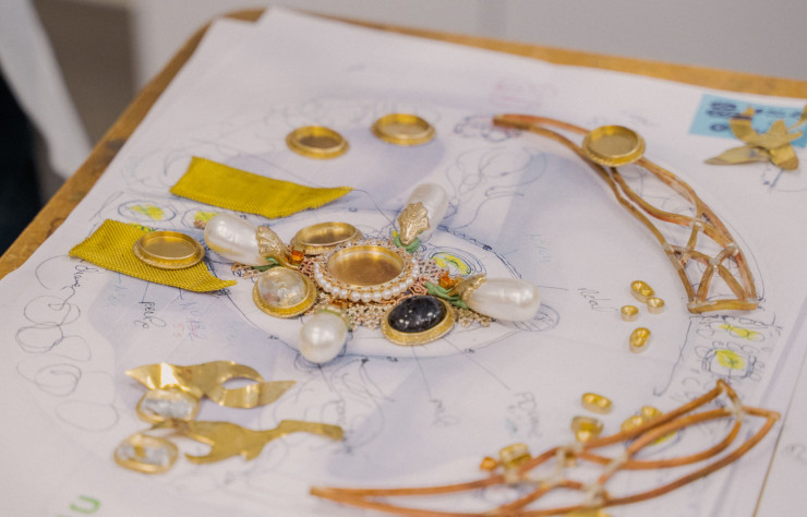 Making of de la collaboration Desrues x Bella Hunt & DDC. L’exposition offre une immersion dans un paysage méridional façonné par les univers des artistes, dont certaines œuvres sont le fruit de collaborations remarquables avec plusieurs Maisons d’art du 19M. © le19M / Photo Ismaël Bazri