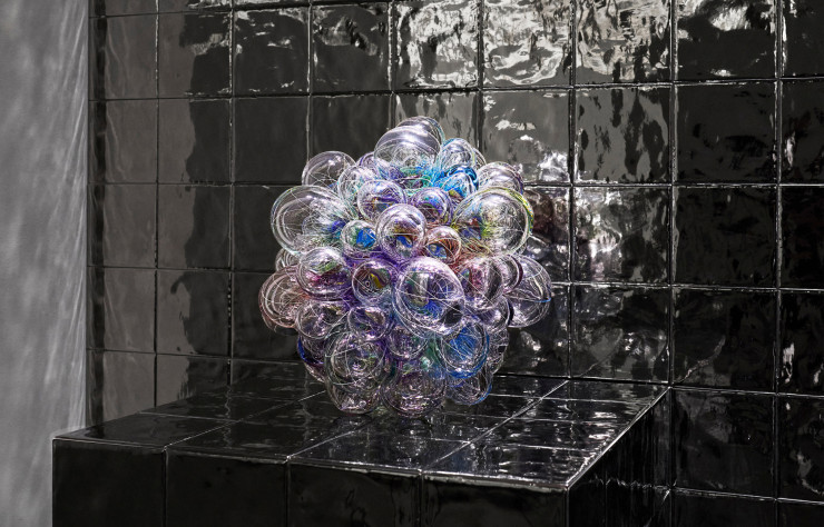 « Bloom IX » de Aya Oki, États-Unis. Verre soufflé bouche, 380 x 350 x 380 mm. 2023.