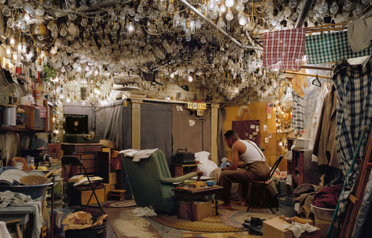 D’après ‘Homme invisible, pour qui chantes-tu ?’ de Ralph Ellison, « Le prologue ». Diapositive dans caisson lumineux (174 x 250,5 cm), Jeff Wall.