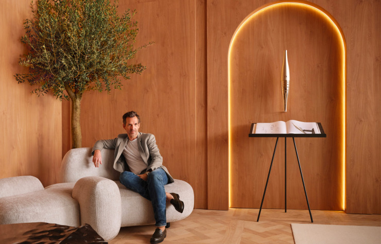 Mathieu Lehanneur posant dans le Salon de l’Horloge qu’il a transformé en chambre éphémère. © Frederik Vercruysse