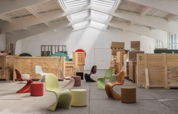 © Panton Chair Classic et Visiona Stool de Verner Panton, Sabine Marcelis Edition 2024.