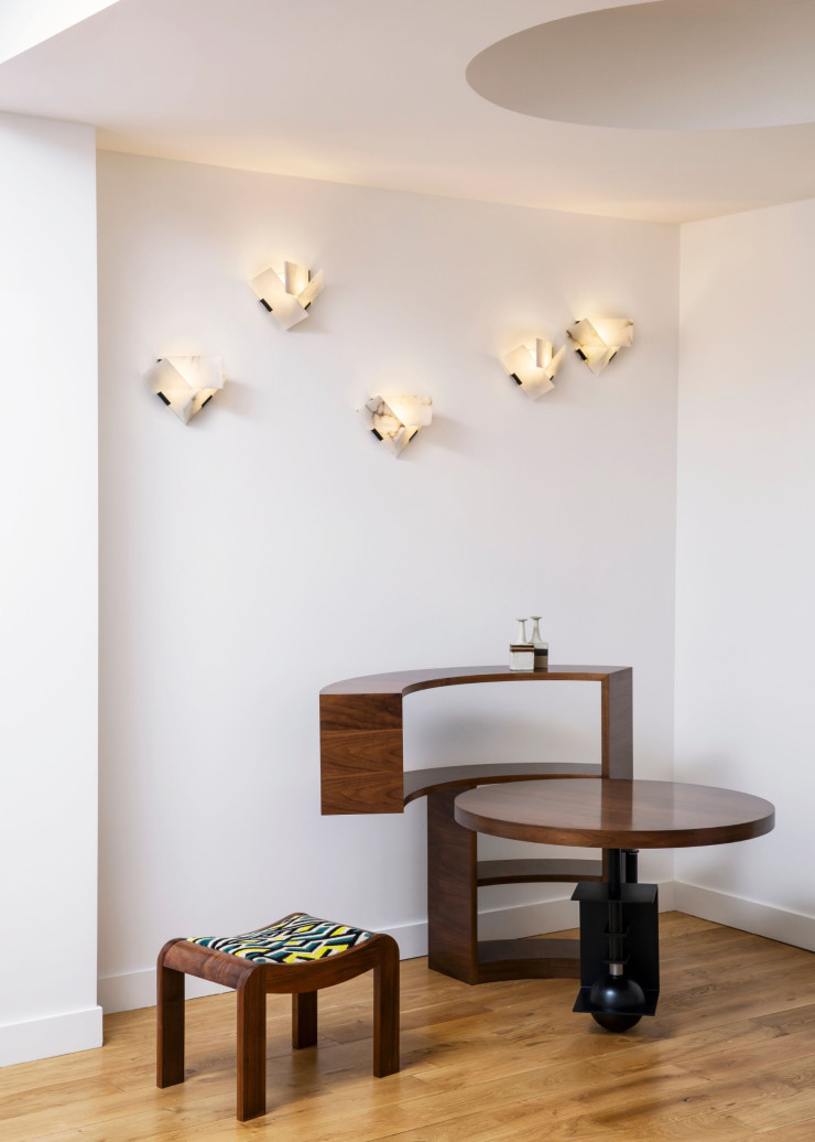 Dans la galerie MCDE se tient le Guéridonbibliothèque MB 960, l’assise Tabouret Curule et les appliques Mouche.