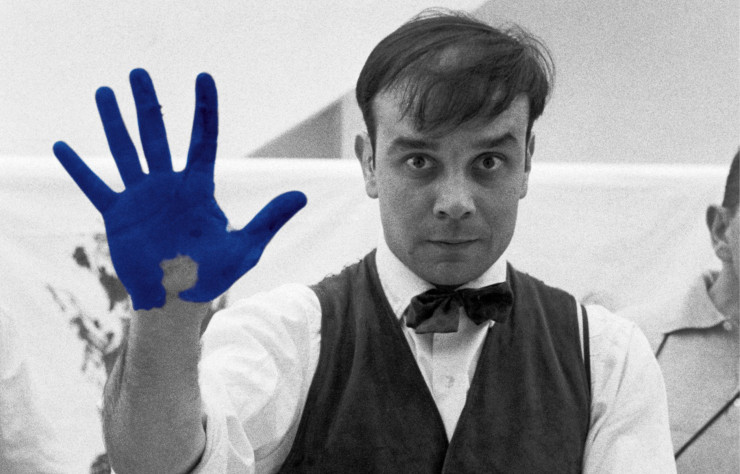 Portrait d’Yves Klein réalisé à l’occasion du tournage de Peter Morley « The Heartbeat of France », 1961 Studio de Charles Wilp, Düsseldorf, Allemagne. © Photo : Charles Wilp / BPK, Berlin