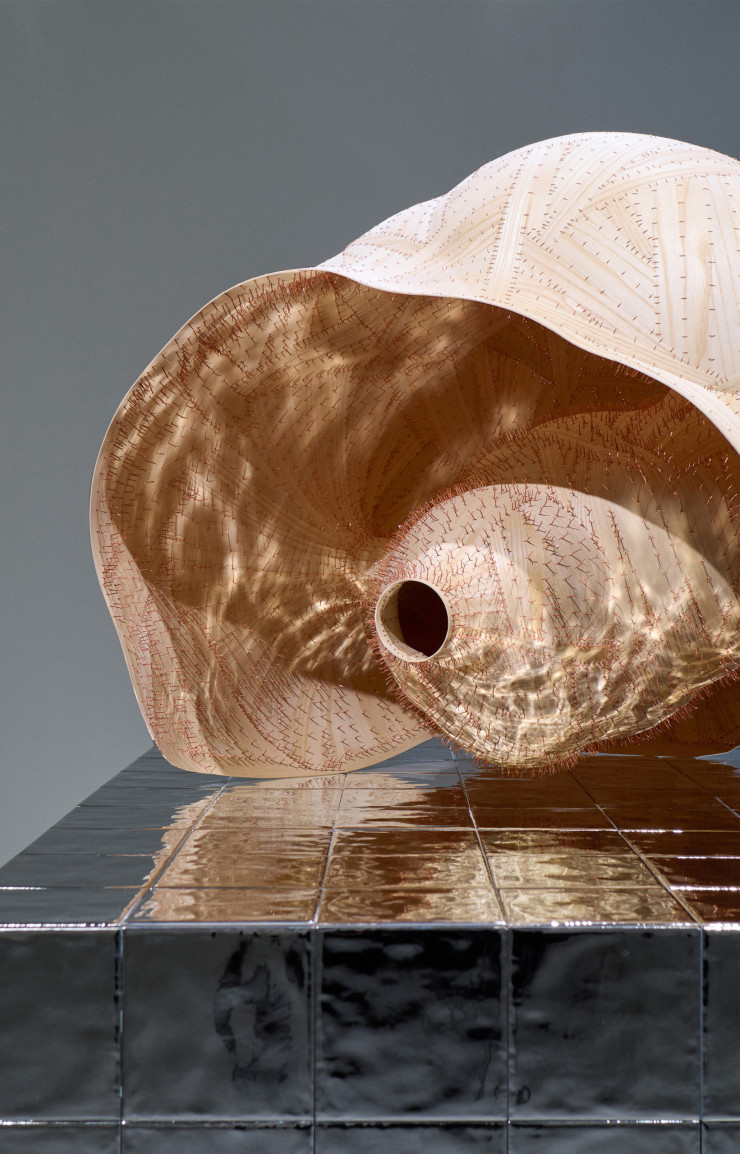 « #16 » de Heechan Kim, République de Corée. Frêne et fil de cuivre, 1 067 x 813 x 813 mm. 2023.