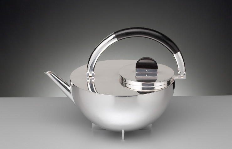 La théière MBTK 24 SI fait partie dn’u service à thé et à café, conçu en 1924. Il n’existerait dans le monde qu’un seul ensemble complet. Cet objet, réédité par Tecnolumen, suit de manière très stricte les principes formels de l’école du Bauhaus. © Tecnolumen