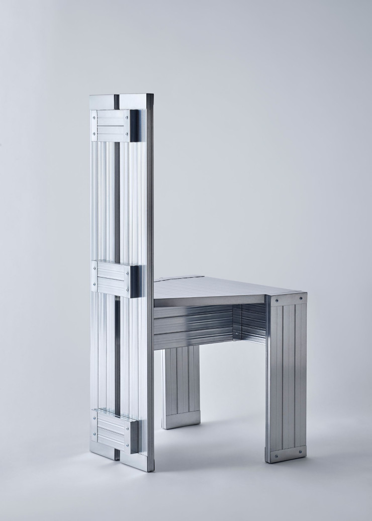 En hommage à Enzo Mari, Daisuke Yamamoto invite chacun, au travers de ces modèles fabriqués . partir de matériaux de récupération, à construire ses meubles, une bonne manière de minimiser les déchets industriels (Acumen – Galerie Joseph). La preuve avec cette assise.