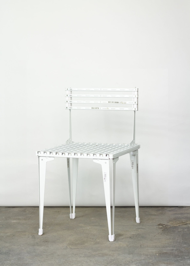 Cette assise fabriquée avec des fixations murales et des équerres métalliques par les Marseillais de Studiolow. Lors du salon international d’art contemporain Art-o-rama, à Marseille, le prix Région Sud a été décerné à cette collection nommée « (Not) familiar ».