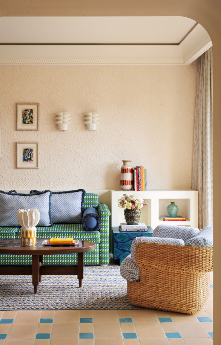 Dans la suite deluxe, motifs muraux reprenant les mouvements du sable en bord de mer, imaginés par Laura Gonzalez pour le Byblos, table basse signée Roger Capron, canapé dessiné par Laura Gonzalez recouvert de tissus de chez Holland & Sherry et tapis de chez Édition 1.6.9.