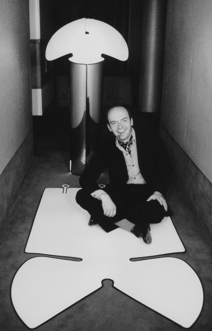 Mario Bellini tout sourire en compagnie de la lampe « Chiara » de Flos en 1969. © Giuseppe Pino