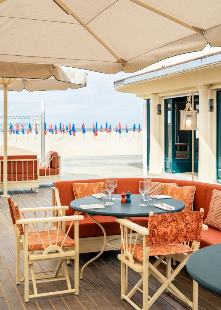 Ce décor imaginé par Friedmann&Versace convoque nos souvenirs d’enfance peuplés de poulpes géants, de créatures marines chevelues et de bathyscaphes… un travail comme une illustration pour un livre jeunesse.