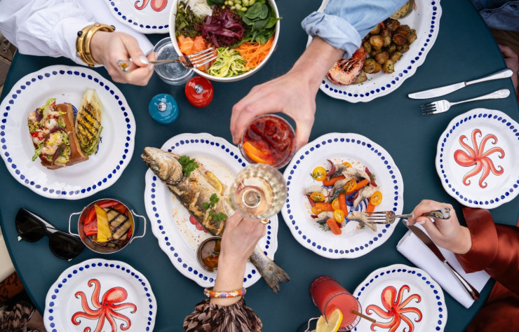 Le duo formé par Virginie Friedmann et Delphine Versace a créé un univers ludique, confortable et chaleureux, par tous les temps, grâce à une gamme de couleurs originale, inspirée des nuances du littoral, pour accueillir les vacanciers en tribu (ou pas).