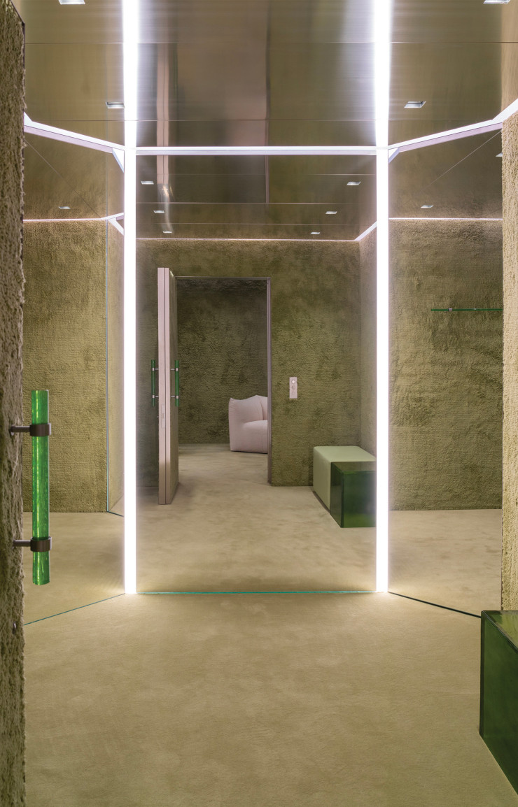 Qui penserait qu’il s’agit d’une boutique de vêtements ? La boutique milanaise Gucci a récemment été redécorée afin de coller à l’image de son nouveau directeur artistique, Sabato De Sarno.