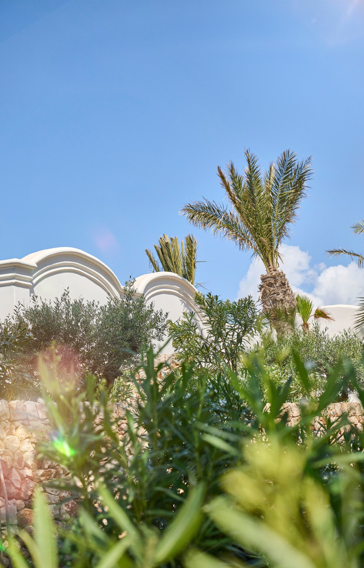 Cap Menorca ressemble à un petit village peuplé d’une quinzaine de suites, de quatre lieux de restauration et d’un spa, le tout courant sur une trentaine d’hectares. © Daniel Schäfer