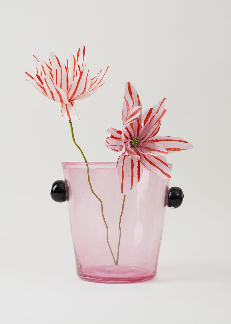 Le studio de création Tij, porté par l’artiste Margaux Dereume, a imaginé ces fleurs Uma en papier, à retrouver chez La Romaine Editions.