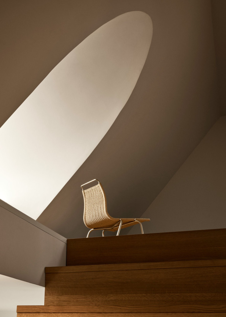 La chaise PK1 du designer Poul Kjærholm, rééditée par Carl Hansen&Son avec une assise en corde de papier tissé.