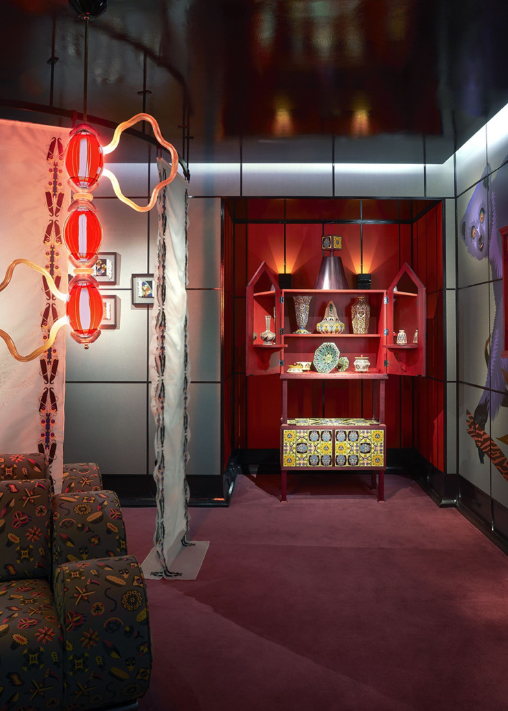 A l’intérieur, des vases archétypaux de la manufacture lorraine sont ornés de motifs créés par Pierre Marie, là aussi inspiré par les épices.