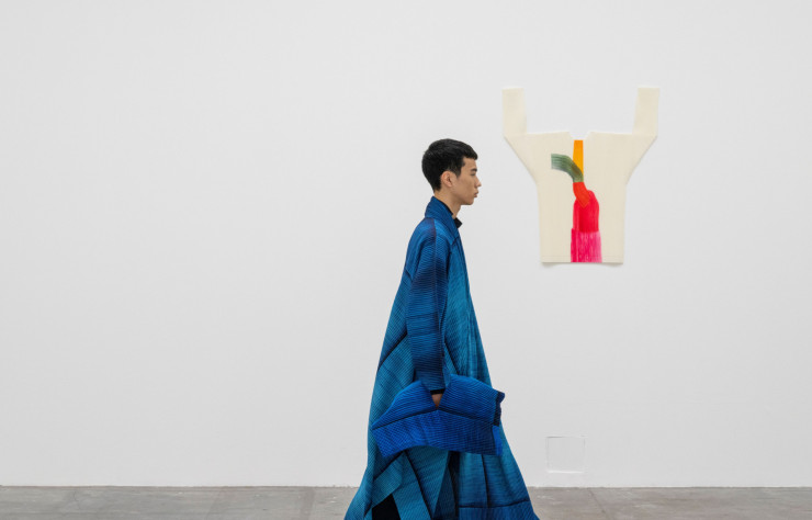 Parmi les surprises du défilé « Homme Plissé Issey Miyake automnehiver 2024-2025 », ces pardessus plissés avec sac assorti, dont les motifs tirés des travaux de Ronan Bouroullec épousent les plis du tissu. Une fusion sans dilution pour des vêtements mettant en valeur aussi bien la créativité du designer que celle du Miyake Design Studio. Tandis qu’accroché au mur, n’importe quelle pièce de la collection fait oeuvre.