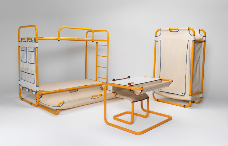 Marc Berthier, « Twenty tube » (Ensemble), 1973. Acier tubulaire laqué jaune, toile de coton. © Droits réservés. Crédit photo : Audrey Laurans – Centre Pompidou, MNAM-CCI/Dist. RMN-GP