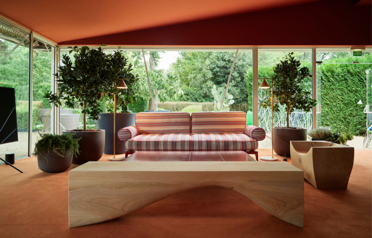 Vue du lounge de la Casa Italia Paris 2024. Mobilier : banc Curve Bench de Brodie Neill pour Riva 1920, fauteuil LOG de C.R. & S. Riva 1920, canapé Ribes de Antonio Citterio pour B&B Italia, tables basses Borea de Piero Lissoni pour B&B Italia, lampes Captain Flint de Michael Anastassiades pour Flos. © Pietro Savorelli pour CONI