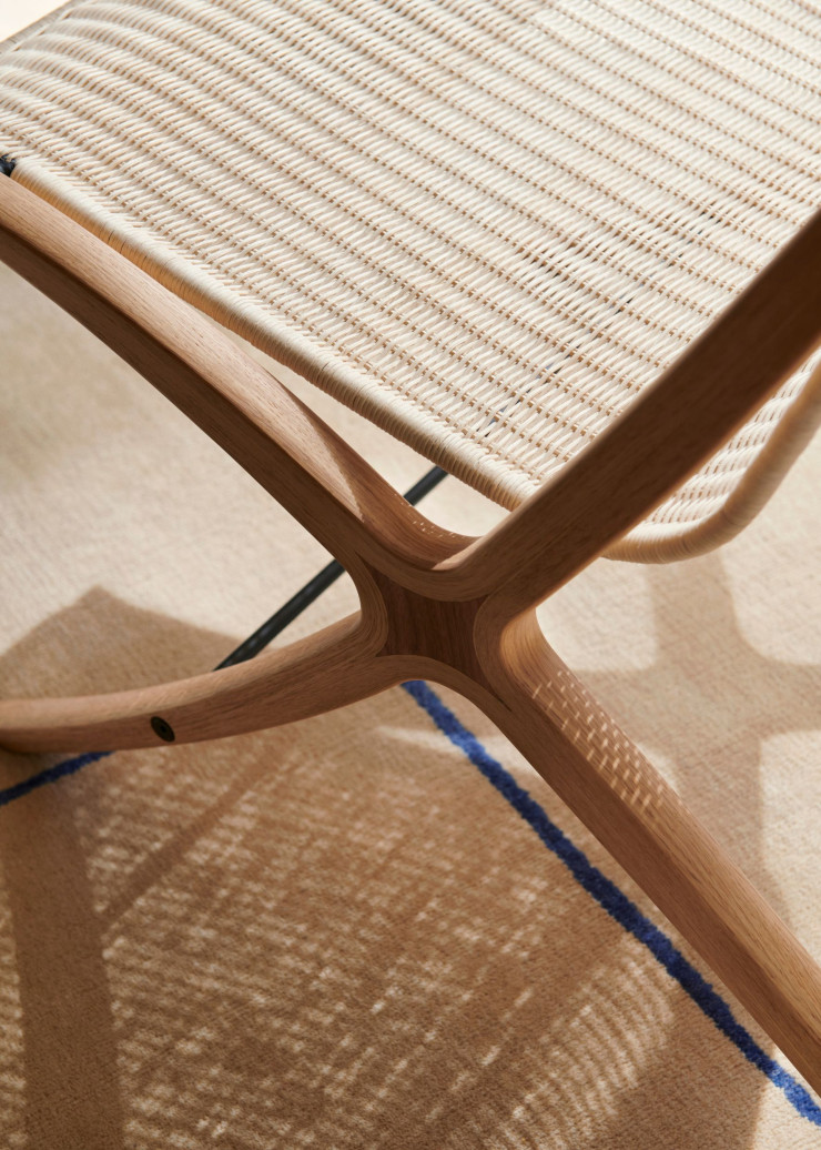 La chaise prend la forme de la lettre X de Hvidt et Mølgaard, qui donnera son nom au modèle. Aujourd’hui, elle est rééditée par &Tradition