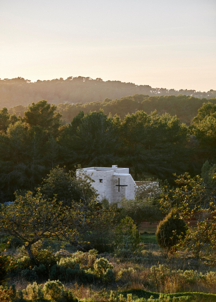 La construction brutaliste aux allures de monastère contemporain, confiée à l’architecte Alberto Kalach, se fond dans une végétation luxuriante.
