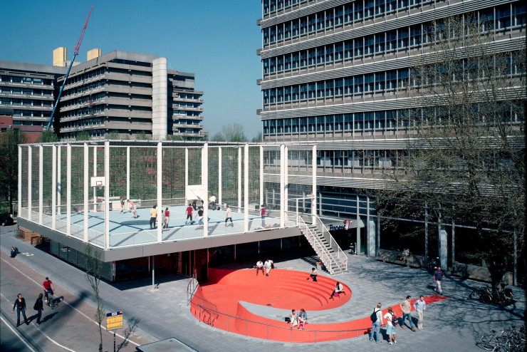Le BasketBar regroupe un bar, un restaurant, une librairie et un terrain de basket.