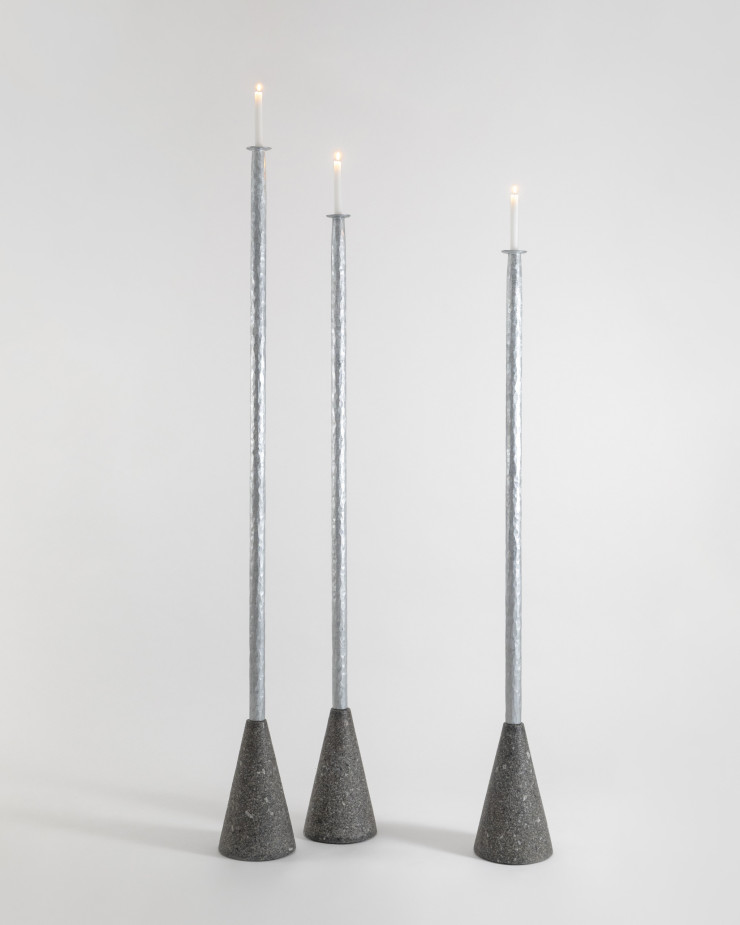 Les bougeoirs en fonte d’acier sur base de granit, dessinés par Ronan Bouroullec, ont été réalisés par des artisans d’art bretons.