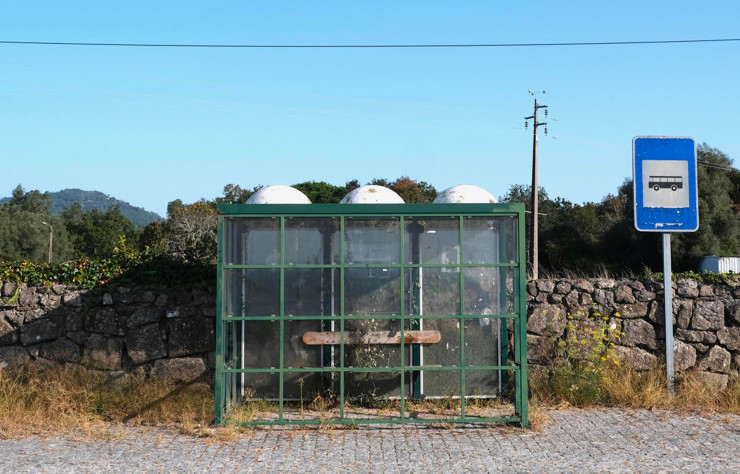 Le livre « Contemporary Bus Stops Design » d’Étienne Bouet fait le constat, au Portugal, d’un grande diversité de formes d’un objet du quotidien pourtant modeste, les abribus © Étienne Bouet