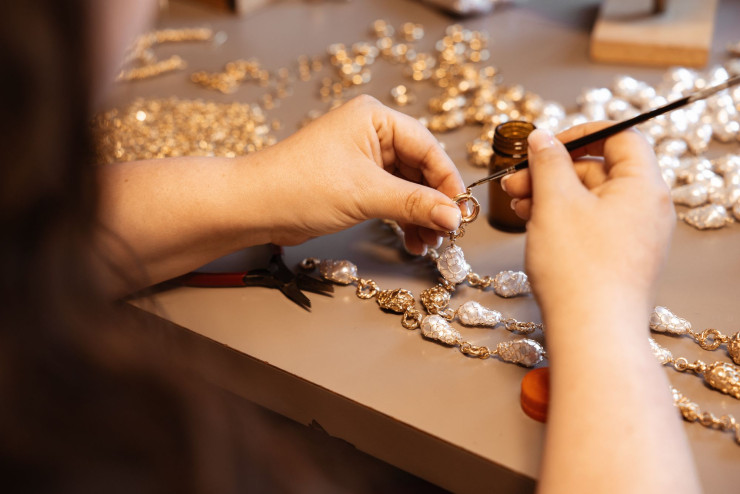 Pour célébrer son 55e anniversaire, Gas Bijoux réédite certaines pièces iconiques et présente une collection en osier enrichie de chaînes en or et de perles de nacre et dont le tressage rappelle les filets de pêche.