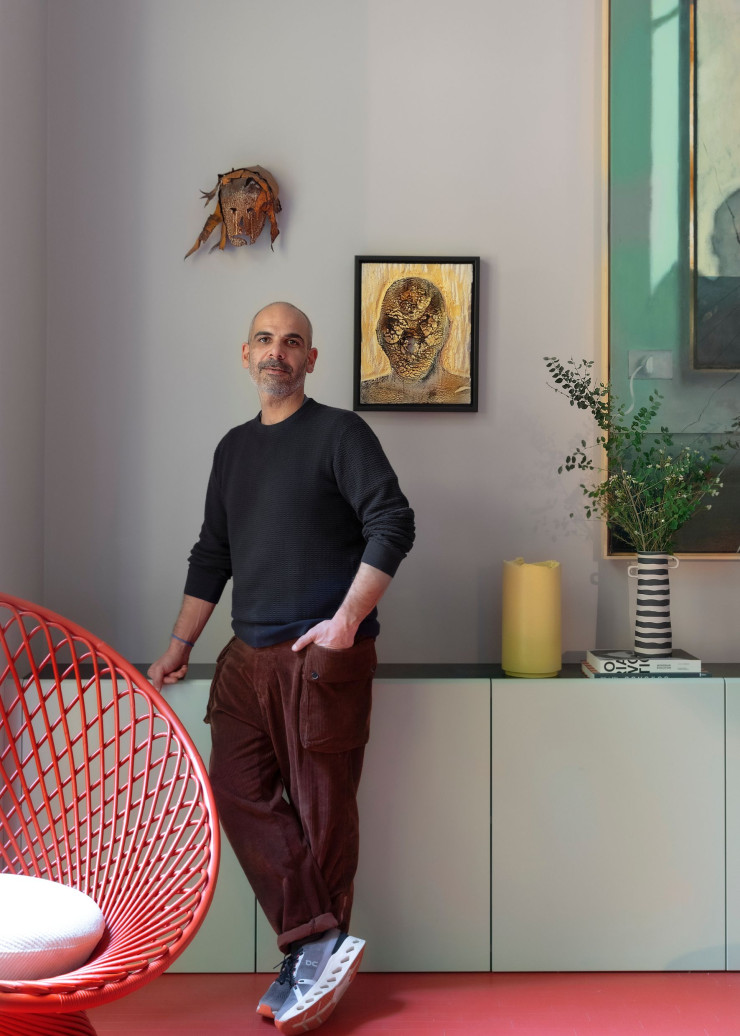 Federico, le propriétaire, s’appuie sur une enfilade réalisée sur mesure. Vase jaune Fan 11 de Formafantasma (Bitossi Ceramiche). Vase Rayu (Asa Collection)