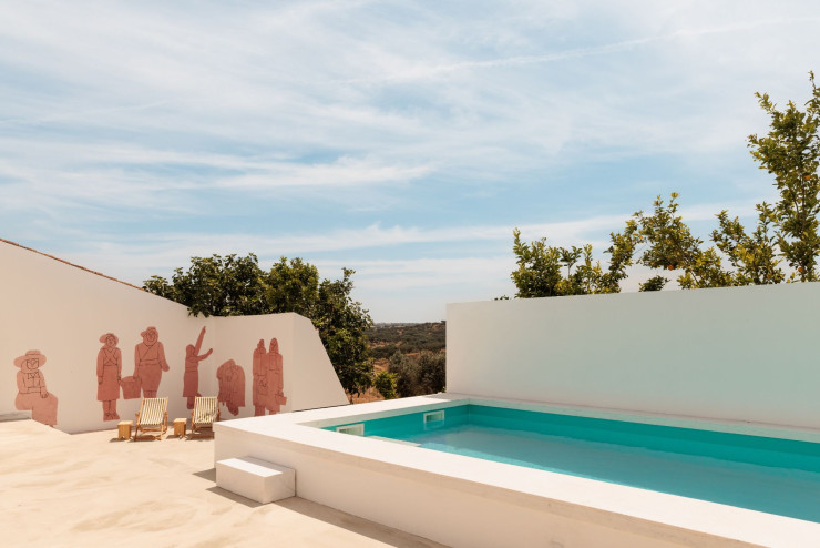 La piscine est l’une des concessions à la modernité. La fresque qui orne le mur de la terrasse est l’œuvre de l’artiste portugais Mantraste. Elle représente des paysannes revenant des champs et a été réalisée suivant un procédé utilisant du ciment coloré.