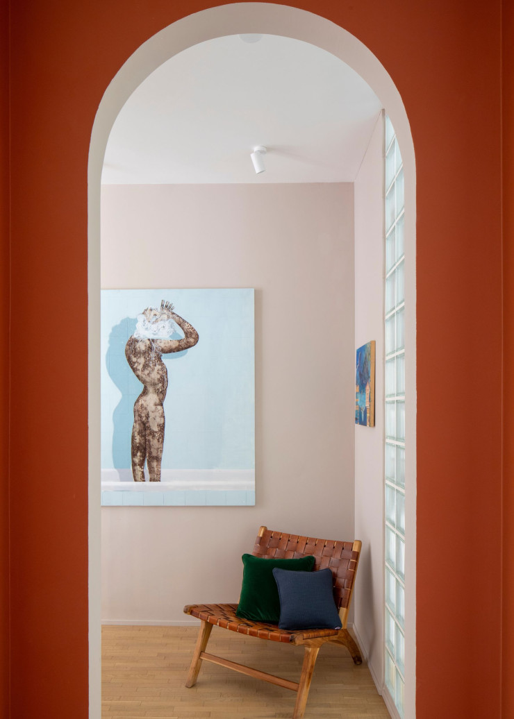 À l’étage, les murs des couloirs comme de l’ensemble des pièces du duplex sont peints dans les tonalités Color Collection (Kerakoll). Œuvre d’Alessandro Del Pero.