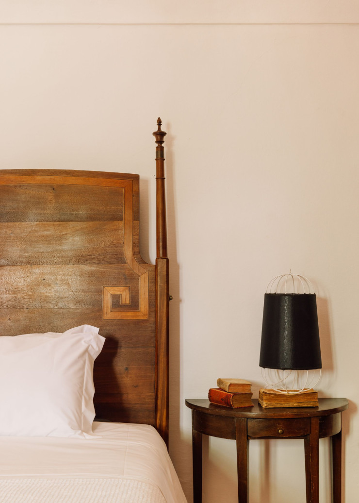 Les cinq chambres que compte la maison sont ponctuées de détails qui rappellent le passé familial, comme un petit tabouret faisant office de table de chevet ou une chaise utilisée telle une table d’appoint.