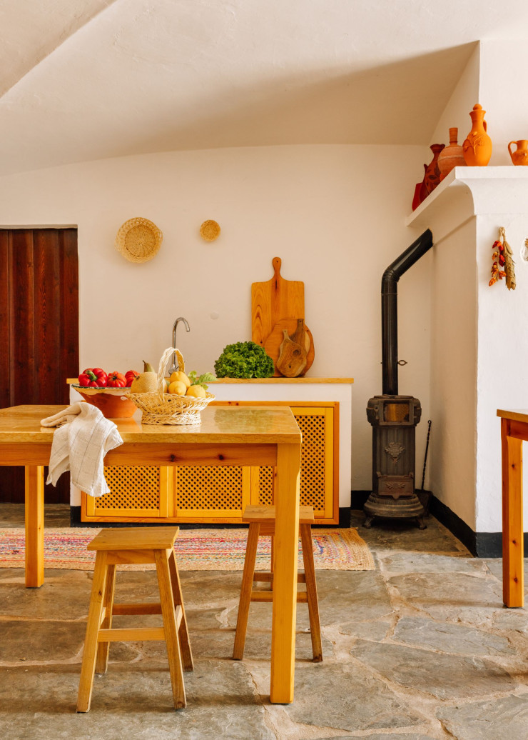 Dans la cuisine où dominent le bois et la pierre, un poêle ancien est encore en service.