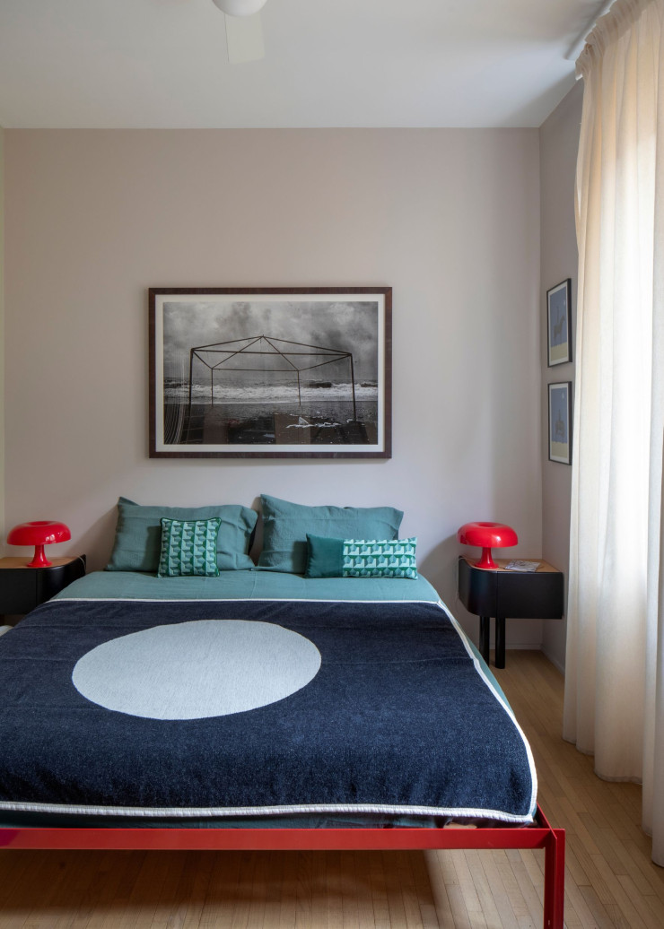 Dans la chambre parentale, lit Connect (Hay). Draps Lanerossi. Plaid Vera (Pappelina). Coussins de Bruno Tarsia (L’Opificio). Tables de chevet sur mesure. Lampes Nessino édition spéciale de Giancarlo Mattioli (Artemide). Au mur, photo de Yussuf Sevinçli.